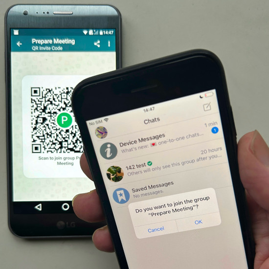 یک گوشی QR دعوت را نشان می‌دهد و گوشی دیگر پیوستن به گروه را می‌پرسد